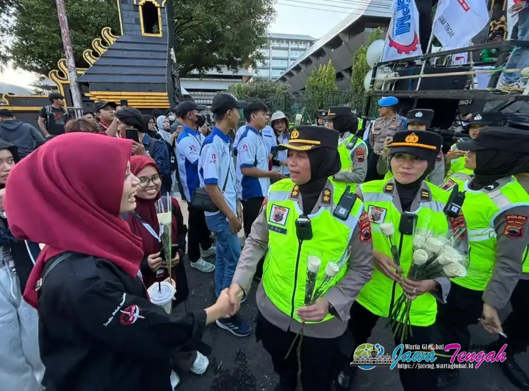 Polwan Polda Jateng Bagi Bunga dan Dialog Humanis Warnai Aksi May Day di Depan Kantor Gubernur