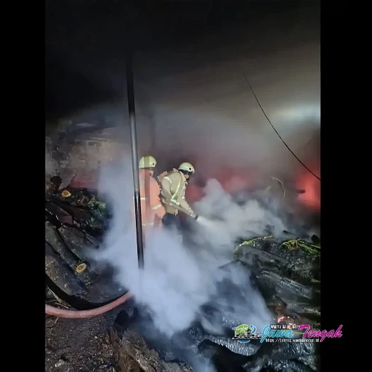 Dapur Produksi Kerupuk dan Gudang Kayu Terbakar di Jumantono Karanganyar