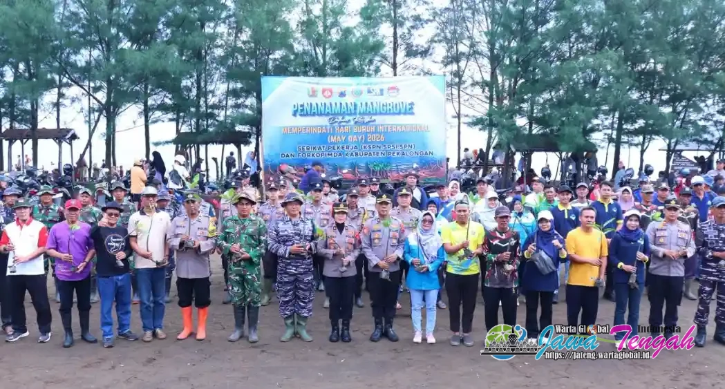 Polres Pekalongan dan Buruh Tanam 1.000 Mangrove di Pantai Kisik, Giat May Day 2026