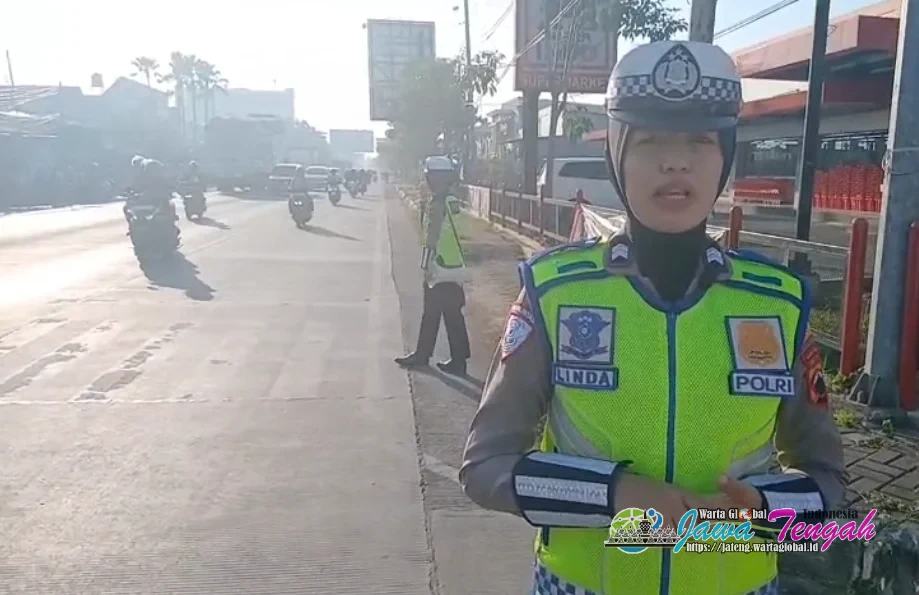 Polwan Satlantas Polres Pekalongan Kota Aktif Beri Imbauan Keselamatan, Pastikan Arus Lalu Lintas Aman dan Lancar