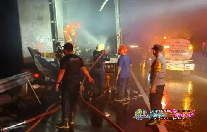 Truk Ekspedisi JNE Bermuatan Ribuan Paket Terbakar di Tol Solo-Ngawi