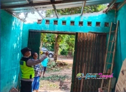 Pohon Tumbang Timpa Kanopi Rumah Warga di Karanganyar Pekalongan