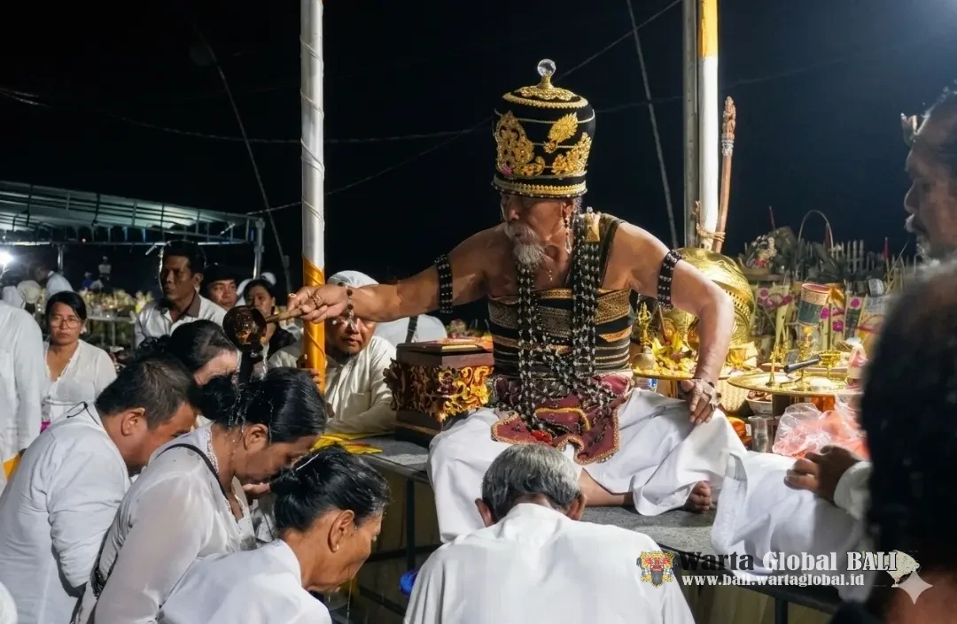 Ratusan Pasangan Ikuti Warak Keruron Massal di Pantai Padanggalak: Merawat Luka Keguguran dengan Ritual Spiritual