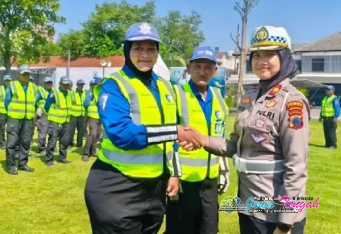 Kasatlantas Polresta Surakarta Beri Pembinaan dan Rompi Keselamatan untuk 100 Supeltas