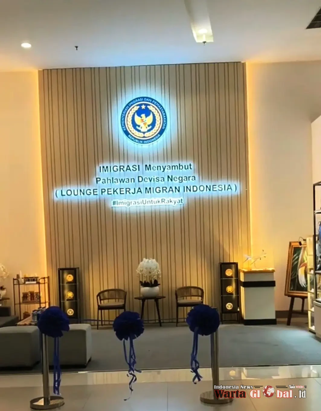 Direktur Jenderal Imigrasi, Hendarsam Marantoko. Fasilitas :
IMIGRASI SOEKARNO-HATTA RESMIKAN LOUNGE KHUSUS PEKERJA MIGRAN INDONESIA DI TERMINAL 3