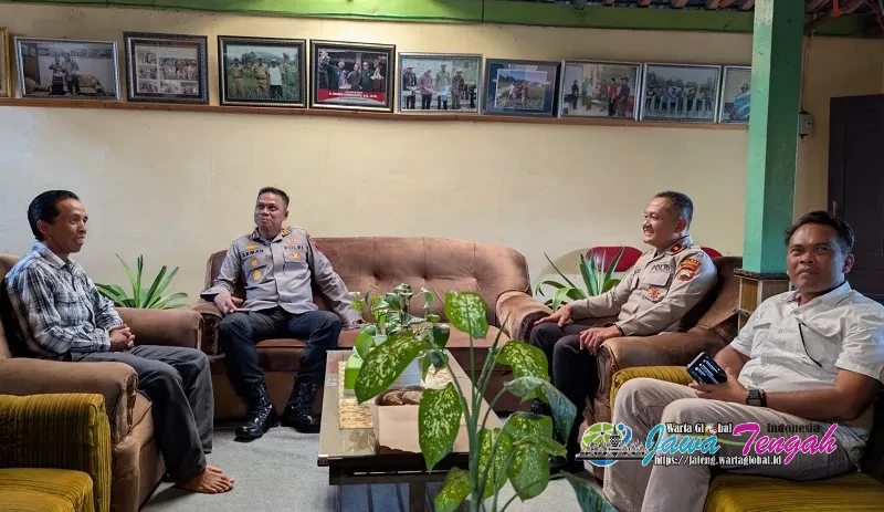 Kapolres Karanganyar Jalin Silaturahmi dengan Petani Bawang Putih di Pancot, Dukung Ketahanan Pangan