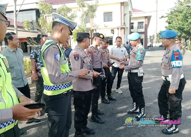 Gelar Gaktibplin Rutin, Sipropam Polres Karanganyar Beri Sanksi Push Up Personel Tak Bawa Peluit