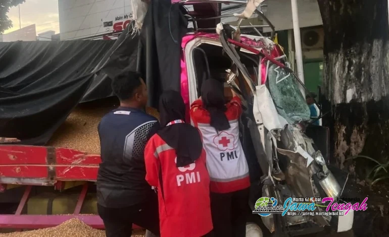 Dua Truk Adu Banteng, Tiga Korban Dilarikan ke RSUD dr. Soehadi Projonegoro Sragen