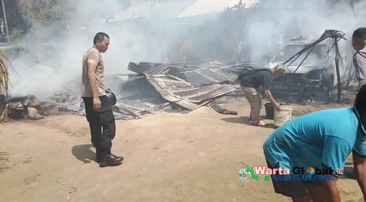 Polres Bangka Barat Bantu Padamkan Kebakaran Rumah dan Mobil di Tempilang, Anggota Turun Langsung Angkut Ember Air