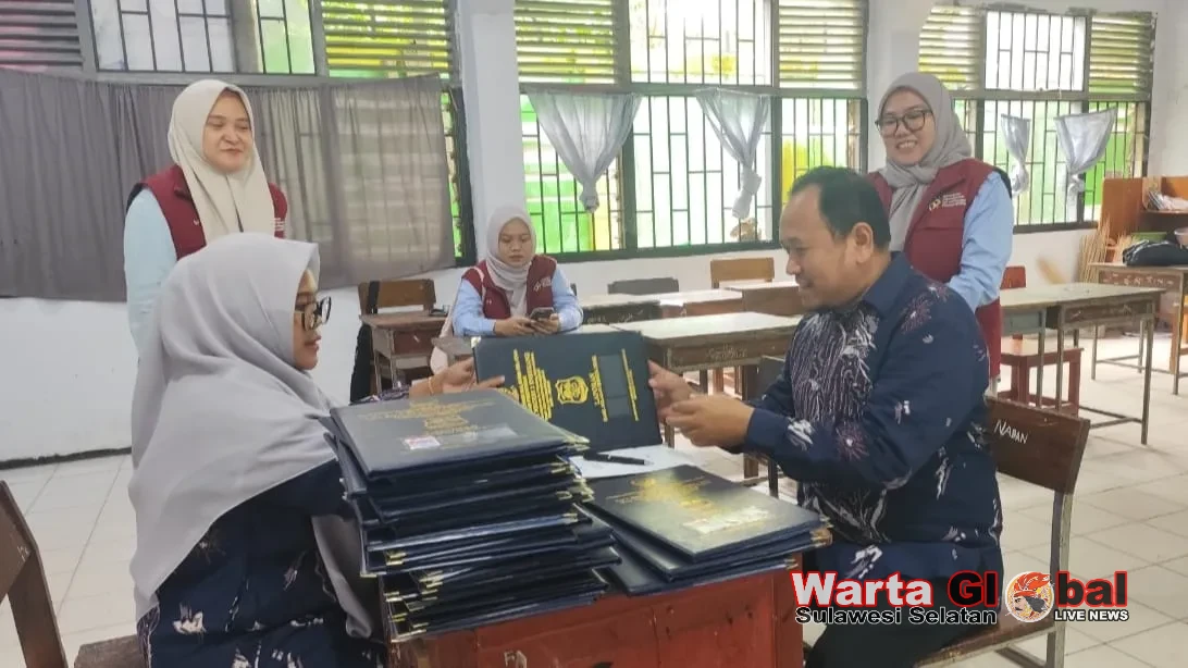 PLKB Enrekang Pantau Gerakan Ayah Mengambil Rapor di SMAN 2 Enrekang