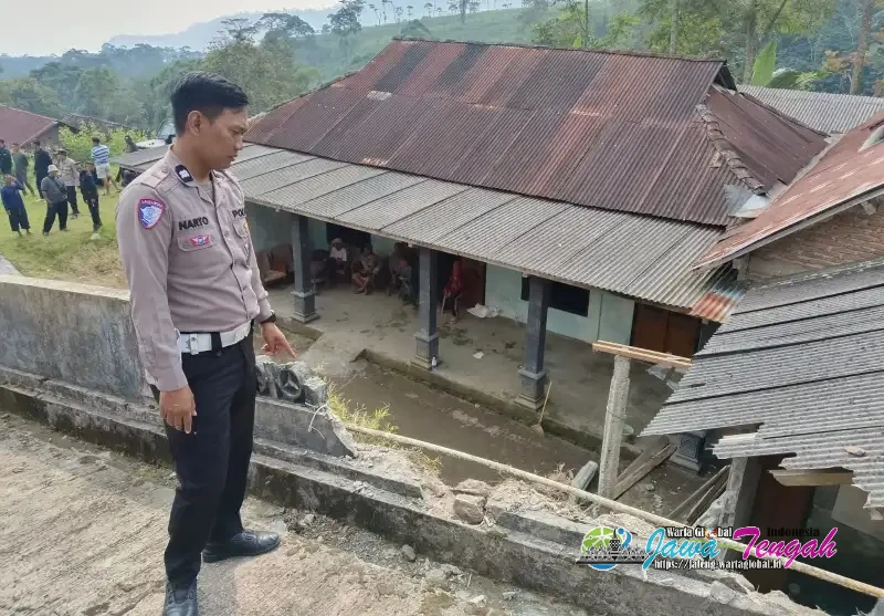 Tragis! Mobil Wisatawan Terjun ke Halaman Rumah di Lereng Lawu, Satu Penumpang Tewas