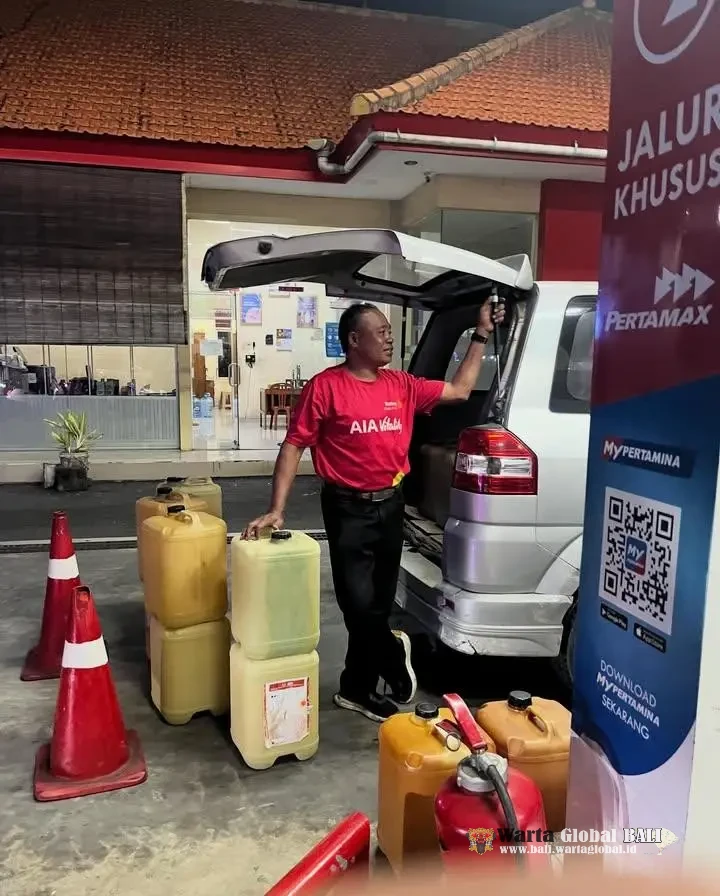 "Biadab! Antrean Motor Mengular, SPBU Taman Griya Malah Utamakan Puluhan Jerigen di Station Siluman"
