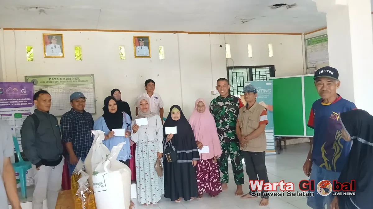 Babinsa Koramil Baraka Dampingi Penyaluran BLT Dana Desa di Desa Lunjen