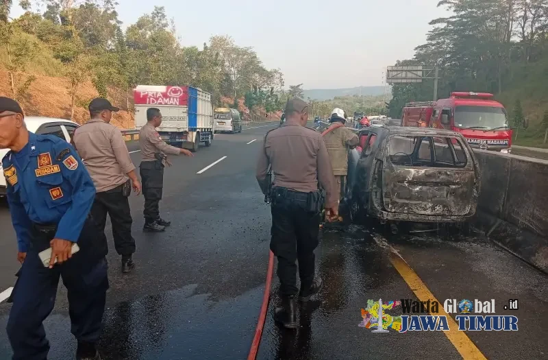 Mobil Minibus Hagus Terbakar di Jalan Tol KM 421 Banyumanik, Polisi Lakukan Olah TKP