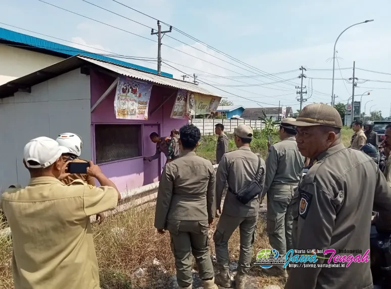 Petugas Gabungan Bongkar 26 Warung Remang - remang di Siwalan Pekalongan