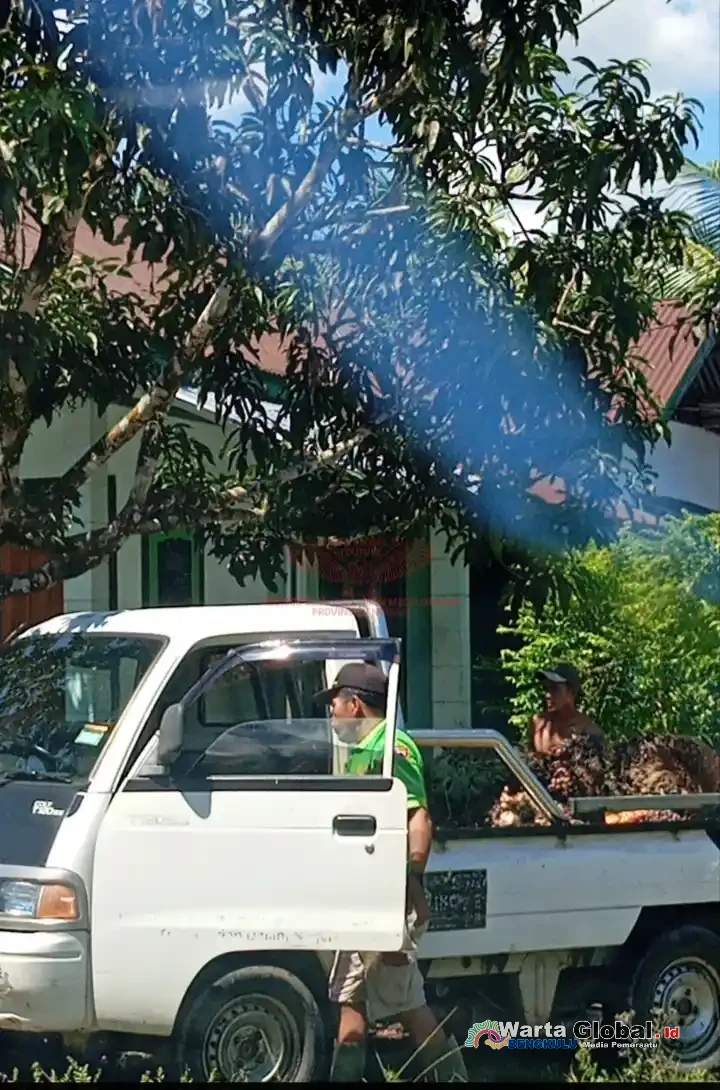 Mobil Kades Digunakan Untuk Jual Sawit Pribadi,Kades Air Keruh:Hanya saya yang boleh Gunakan Pribadi, masyarakat tidak boleh,dan memang saya sudah sering Jual Sawit,malah saya dapat 2 mobil plat dinas!