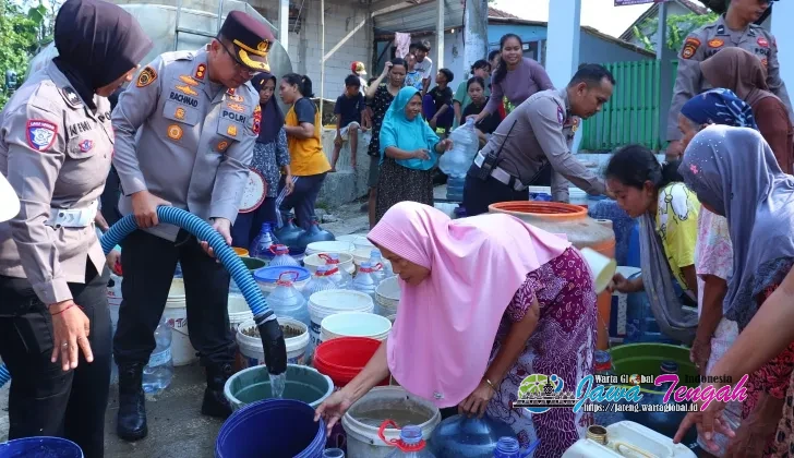 Kapolres Pekalongan Salurkan Bantuan Air Bersih di Kesesi, Bakti Sosial Hari Bhayangkara ke-80