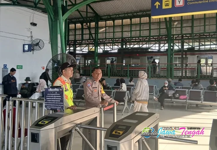 Bhabinkamtibmas Purwosari Tingkatkan Pengawasan di Stasiun KA, Antisipasi Lonjakan Penumpang saat Libur Panjang