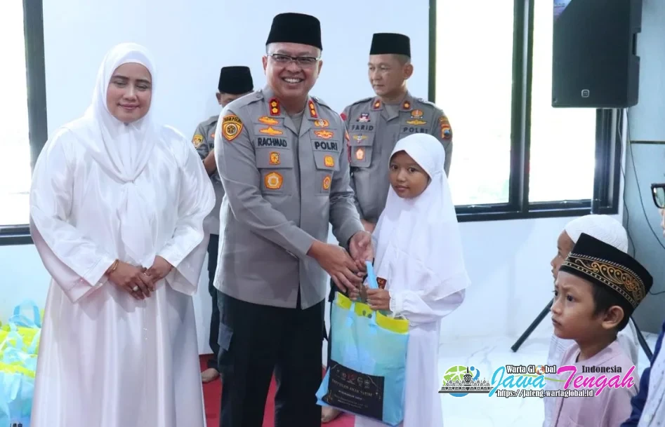 Gelar Doa Bersama, Kapolres Pekalongan Santuni Anak Yatim dan Salurkan Bansos pada Pengemudi Ojek Online dan Petugas Kebersihan