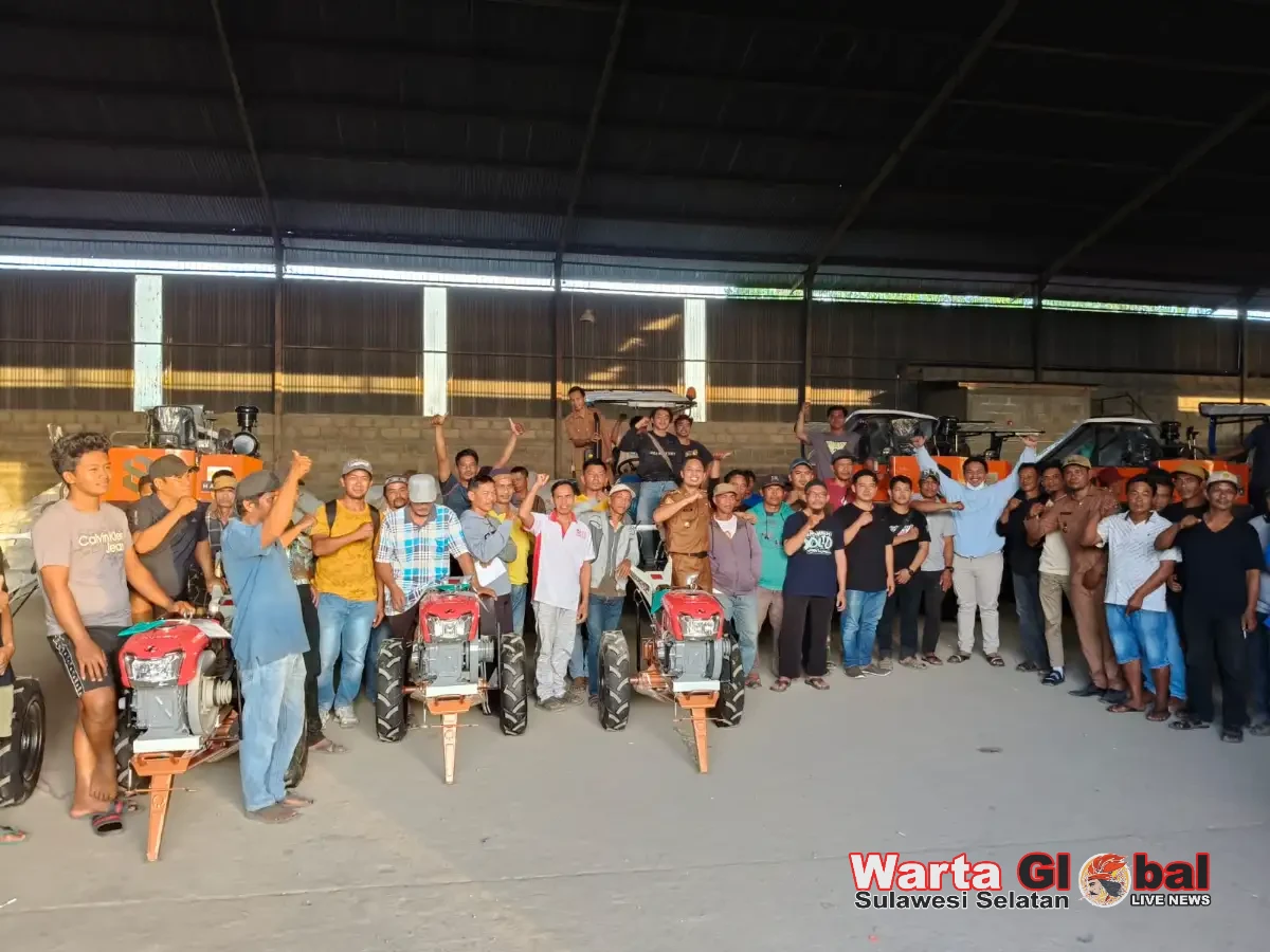 Bupati Enrekang Serahkan Alsintan kepada 23 Kelompok Tani di Maiwa