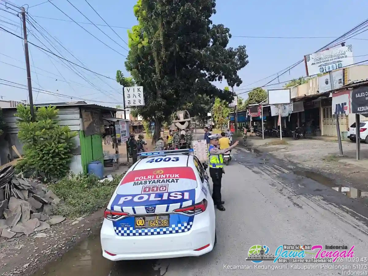 Satlantas Polres Pekalongan Gelar Baksos Bersama TNI dan Warga Tambal Jalan Berlubang