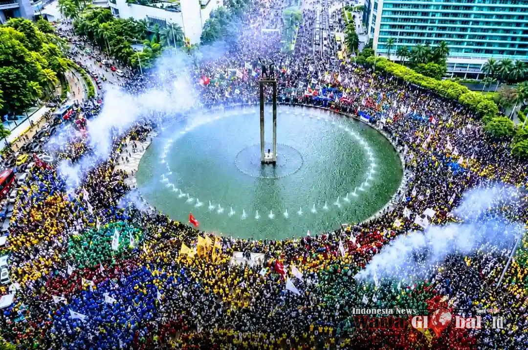 BUNDARAN HI KEMBALI PANAS: RIBUAN MAHASISWA GULIRKAN #INDONESIAMENUJUBANGKRUT, SOROT APBN & MBG