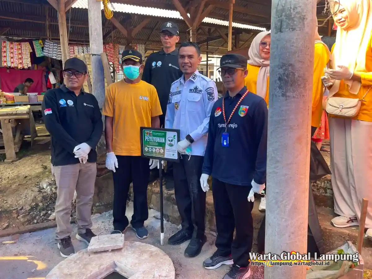 Wakil bupati Tanggamus Agus Suranto dan kadis DLH Kemas amin yusfi. Hadir dipekon Sidorejo program satu pekon satu motor tossa sampah