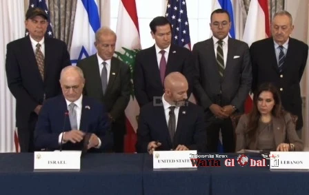 Kesepakatan Penandatangan  Duta Besar Israel Untuk AS, Yechiel Leiter, dan Duta Besar Lebanon untuk AS, Nada Hamadeh, di Hadapan Menteri Luar Negeri AS, Marco Rubio