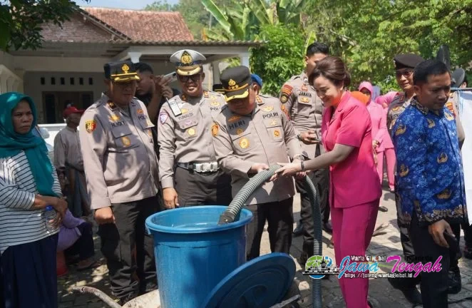 Kapolrestabes Semarang Gelar Baksos, Salurkan Air Bersih dan Sembako untuk Warga Terdampak Kekeringan di Jabungan
