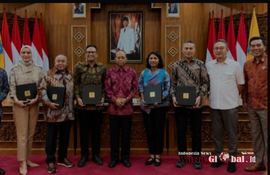 I Wayan Koster Gubernur Propinsi Bali Paparkan Masa Denpan Parawisata Bali di Hadapan BKSAP DPR RI