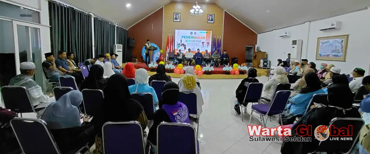 Wabup Enrekang Sambut Kepulangan Jamaah Haji, Serahkan Kembali kepada Keluarga dalam Suasana Haru