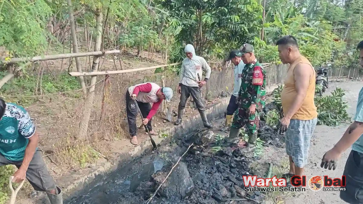 Babinsa Koramil 1419-03/Baraka dan Warga Gotong Royong Bersihkan Drainase di Desa Janggurara