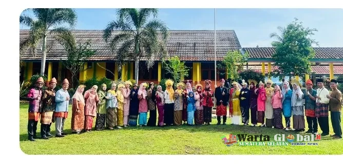 SEMARAK HARI PENDIDIKAN NASIONAL, WARGA SMAN 1 PAYARAMAN TAMPILKAN KEKAYAAN BUDAYA NUSANTAR