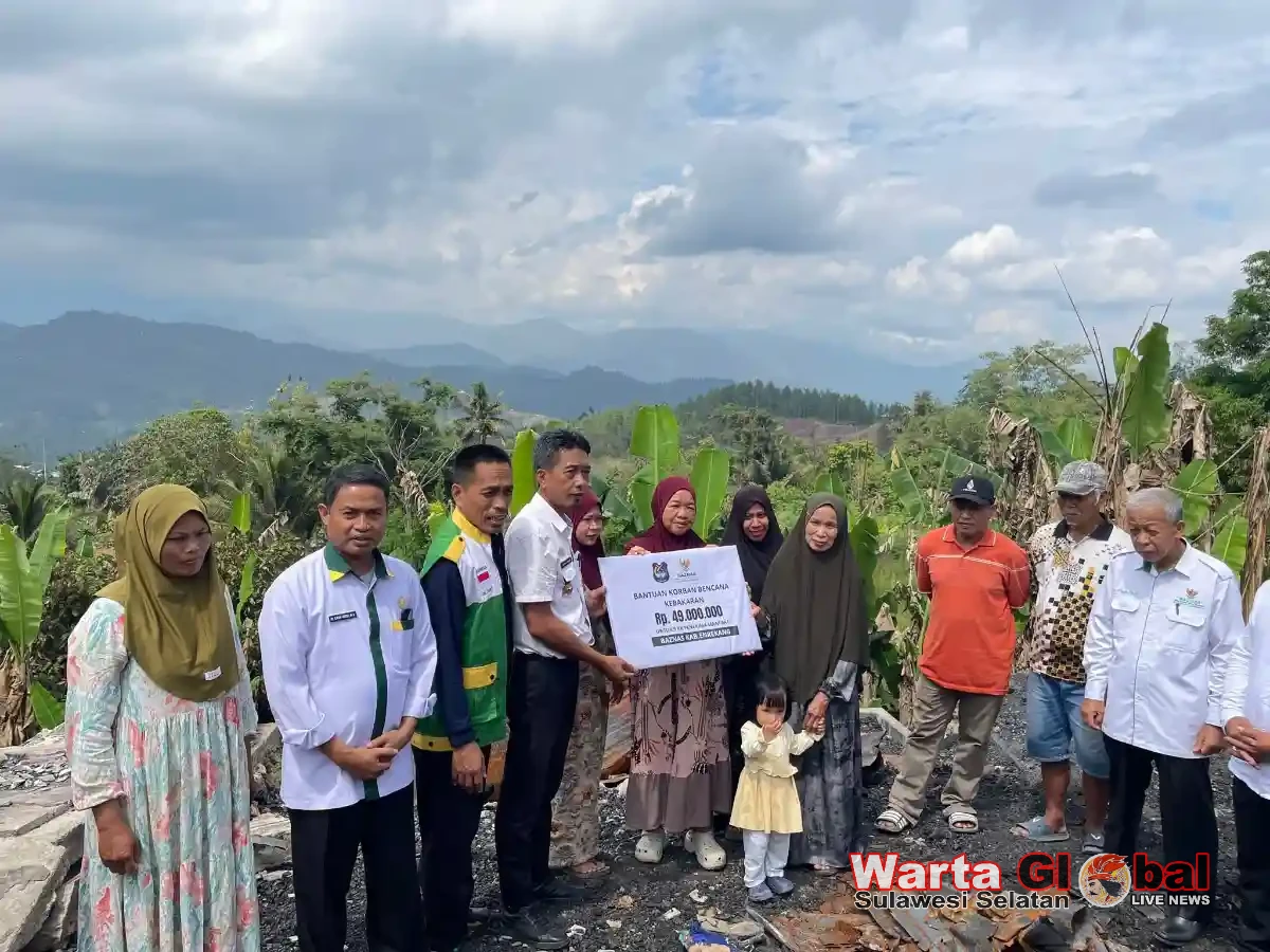 BAZNAS Enrekang Salurkan Bantuan Rp49 Juta untuk Korban Kebakaran Pasar Agro Sumillan