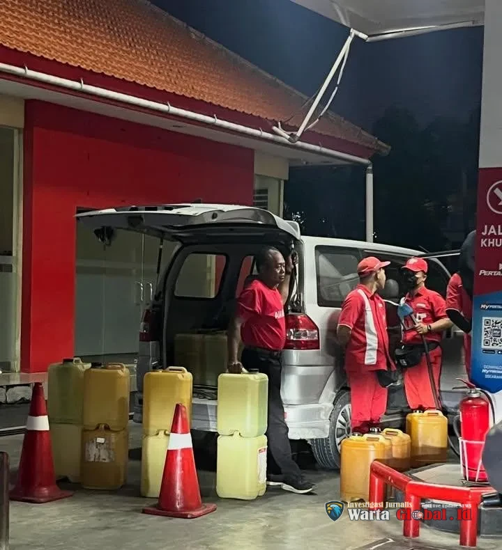 "Biadab! Antrean Motor Mengular, SPBU Taman Griya Malah Utamakan Puluhan Jerigen di Station Siluman"