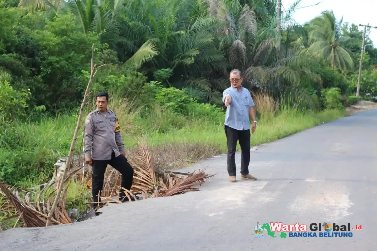 Bhabinkamtibmas dan Kades Gunung Pelawan Tinjau Jalan Amblas, Minta Perbaikan Segera