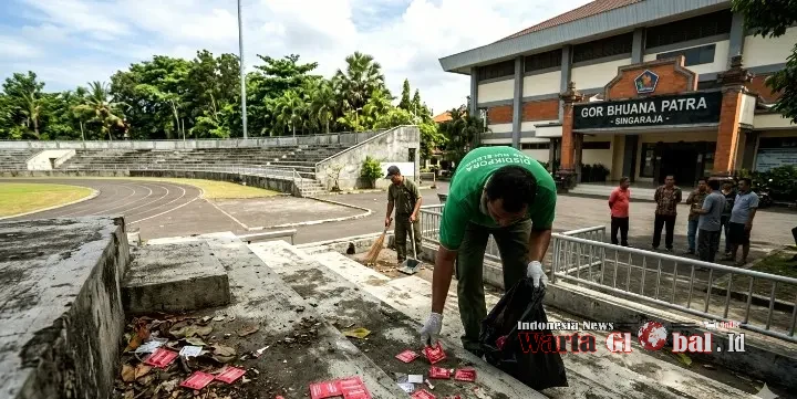 Jagat Maya Dihebohkan Oleh Penemuan Sejumlah Bungkus Alat Kontrasepsi (kondom) Berwarna Merah Yang Berserakan Di Area Tribun Dan Jogging Track Sisi Barat