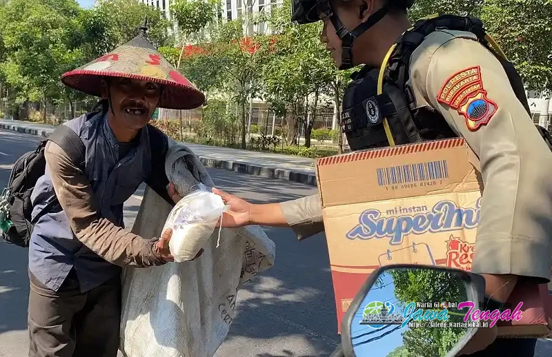 Jumat Berkah, Tim Sparta Polresta Surakarta Bagikan Sembako kepada Warga