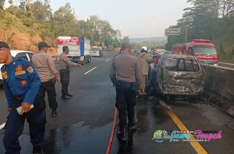 Mobil Minibus Terbakar di Jalan Tol KM 421 Banyumanik, Polisi Lakukan Olah TKP