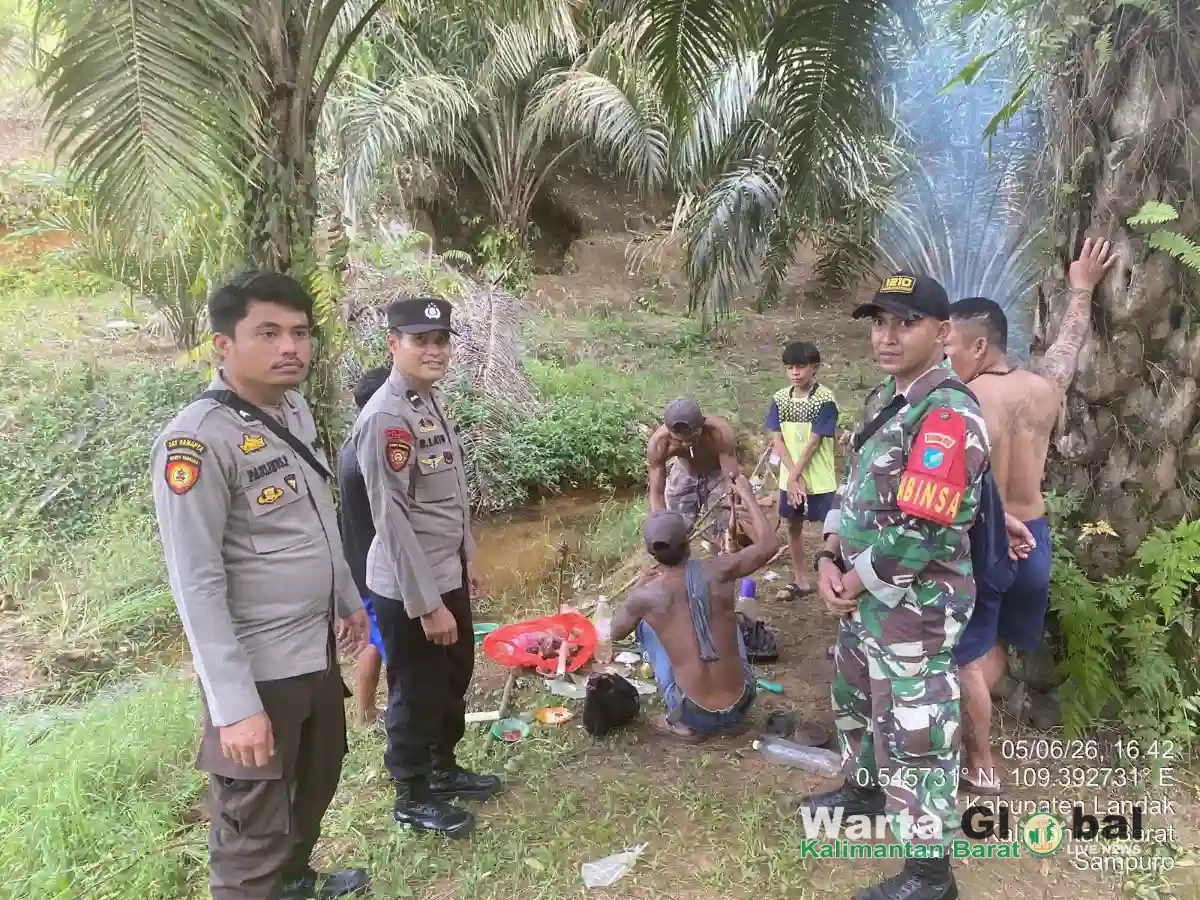 Personel Polsek Mempawah Hulu Bersama Koramil Pantau Ritual Adat Tutup Saka/Balalak Pantang Nagari tahun 2026.