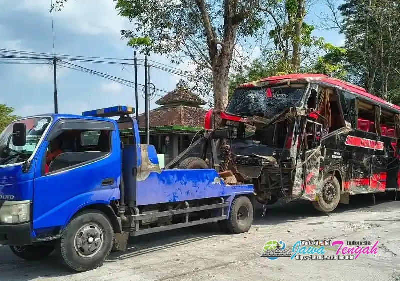 Bus Rombongan Pendaki Gunung Lawu Tabrak Rumah Makan di Ngargoyoso, Dua Penumpang Dirujuk ke RSUD Karanganyar