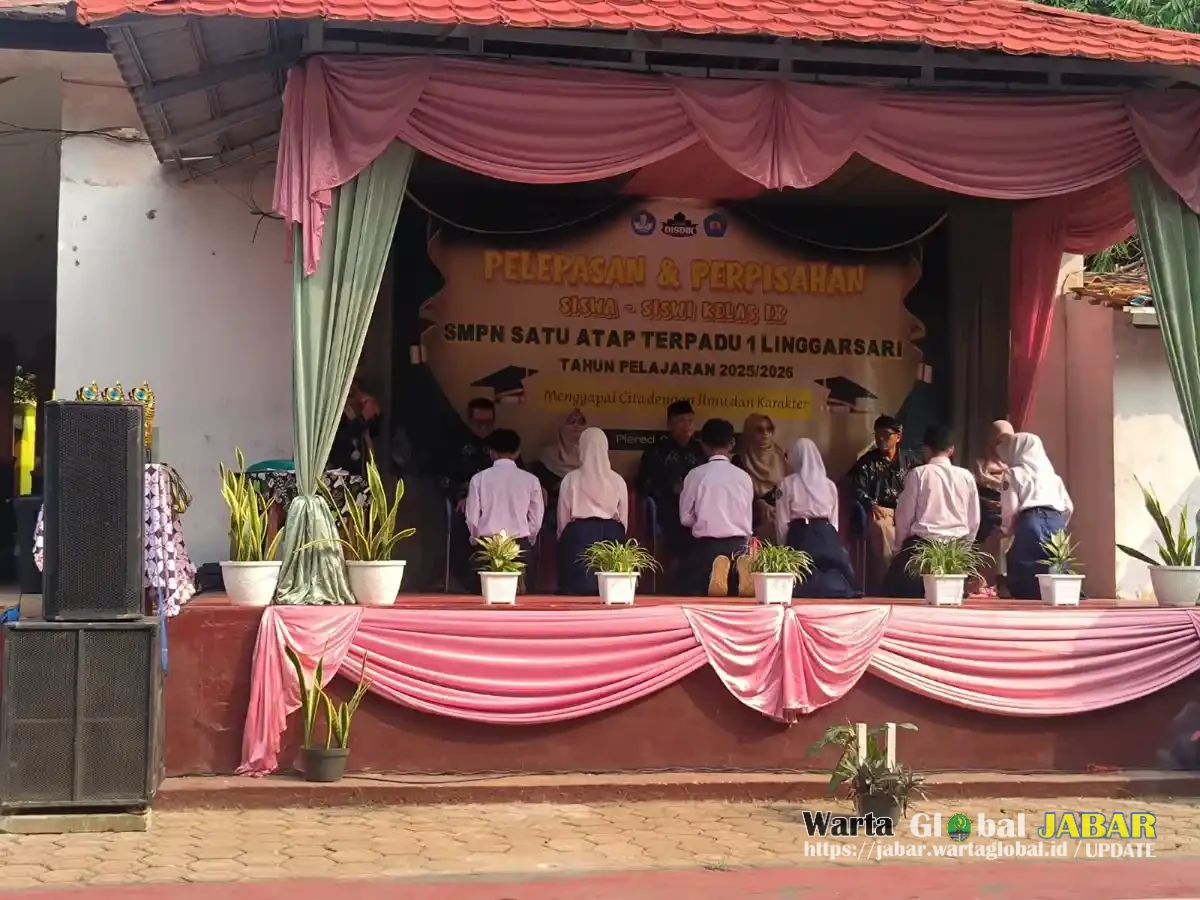 Hadiri Perpisahan Siswa SMPN Satap 1 Linggarsari, Bhabinkamtibmas Polsek Plered Tanamkan Semangat Meraih Cita-Cita Dan Bijak Bermedia Sosial