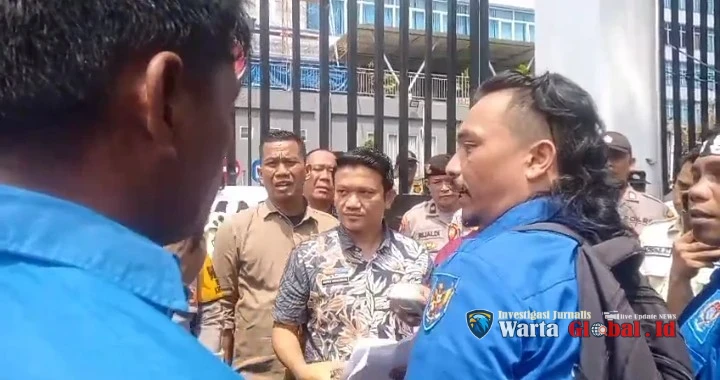 Barikade dan Pagar Pembatas Demo Disorot Tajam, Diduga Menekan Ruang Aspirasi Rakyat dan Menguji Nafas Demokrasi Barikade dan Pagar Pembatas Demo Disorot Tajam, Diduga Menekan Ruang Aspirasi Rakyat dan Menguji Nafas Demokrasi