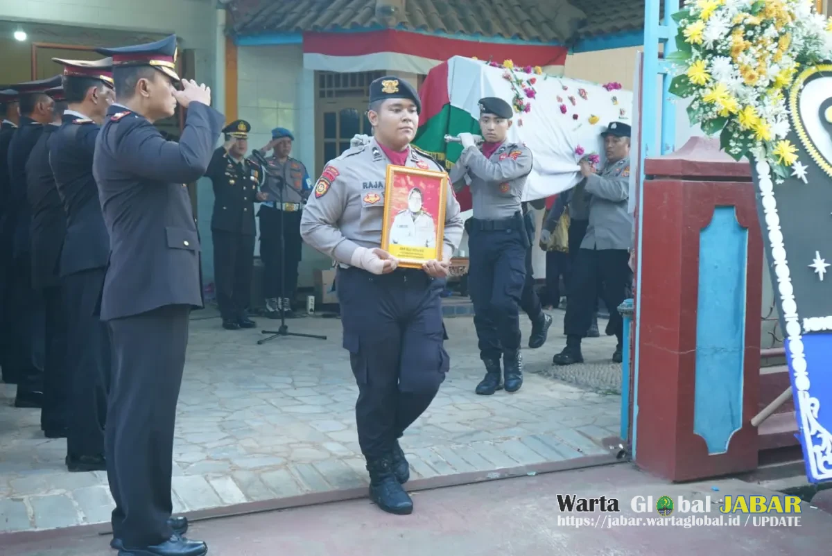 Polres Purwakarta Gelar Upacara Persada untuk AKP Juli Minarti, Wujud Penghormatan Terakhir atas Pengabdian Anggota Polri Polres Purwakarta Gelar Upacara Persada untuk AKP Juli Minarti, Wujud Penghormatan Terakhir atas Pengabdian Anggota Polri