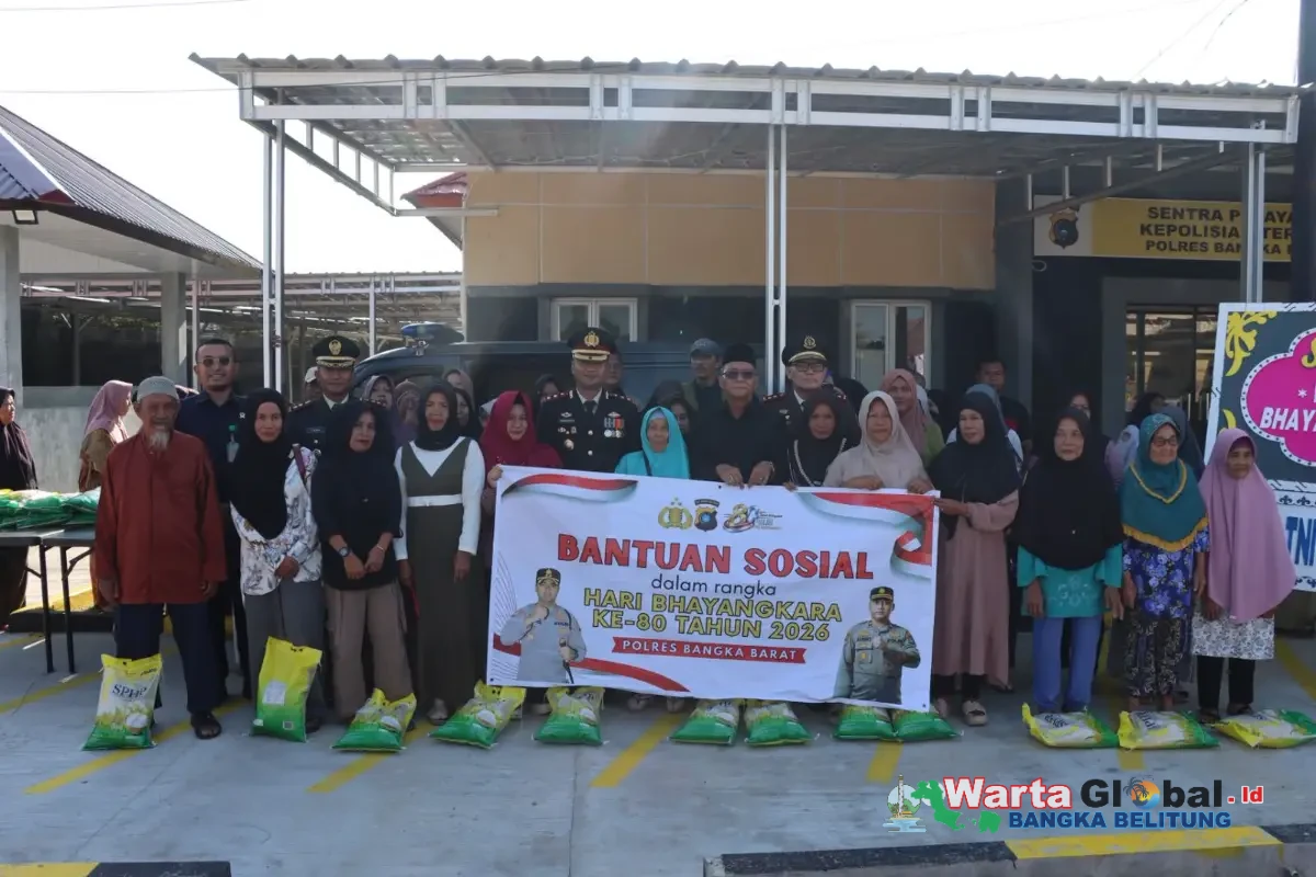 Hari Bhayangkara ke-80, Polres Bangka Barat Bagikan 500 Kilogram Beras SPHP kepada 100 Warga