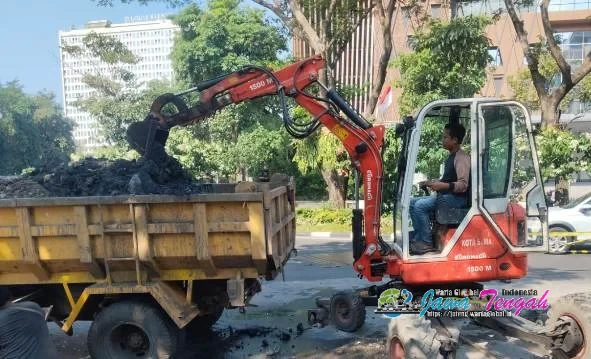 Pemkot Semarang Intensifkan Pembersihan Drainase di Simpang Lima,
Antisipasi Musim Hujan